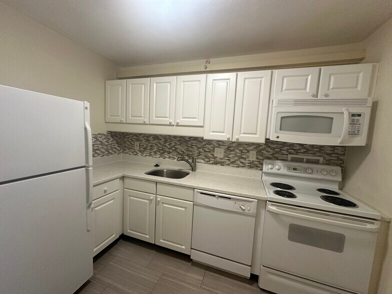 Building Photo - 75 Monmouth St