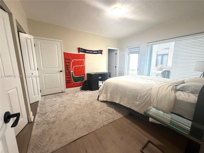 Building Photo - 5116 SW 57th Ave