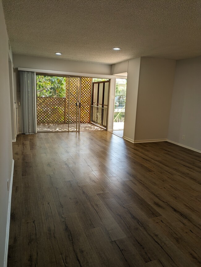 Building Photo - 17046 Burbank Blvd