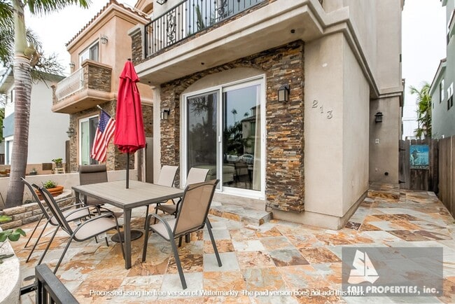 Building Photo - Gorgeous, Large downtown Huntington Beach Vacation Rental