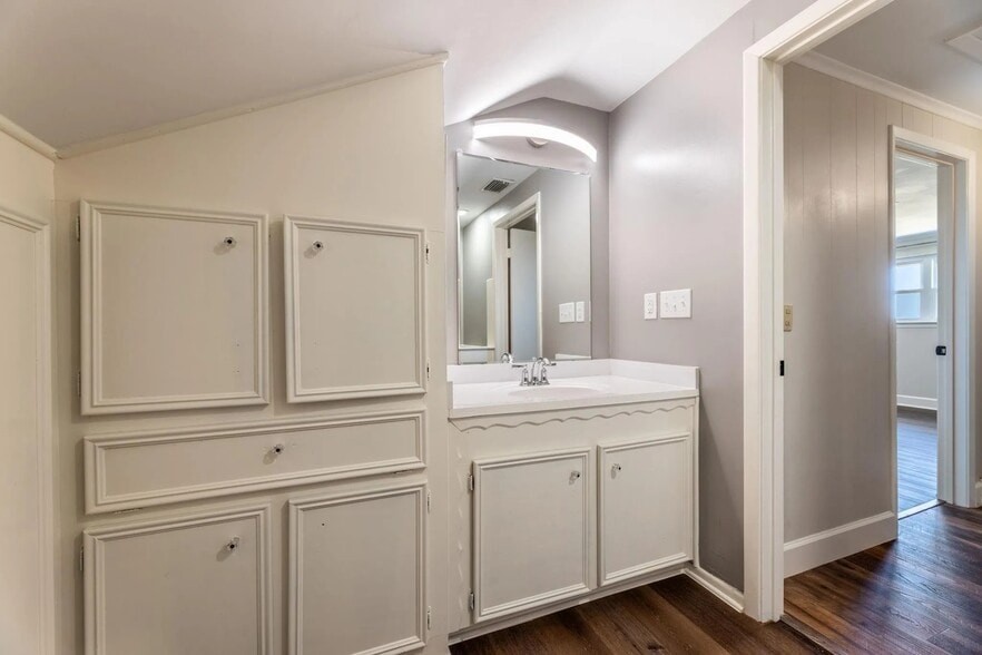 Building Photo - 6200 N Interstate 45 Service Rd