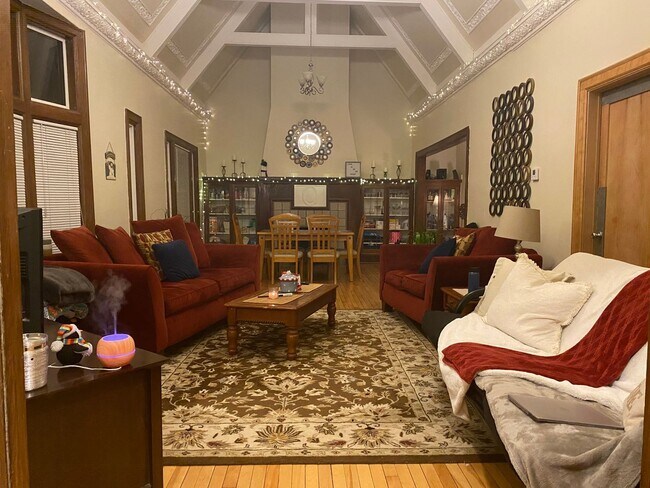 Building Photo - 2704 E Hartford Ave