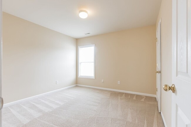Building Photo - Spacious 4 bedroom, 2.5 bath Home Coming A...