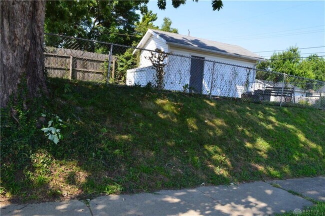 Building Photo - 2752 Springmont Ave