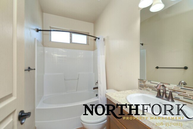 Building Photo - Desirable Star Home Coupled with Convenience