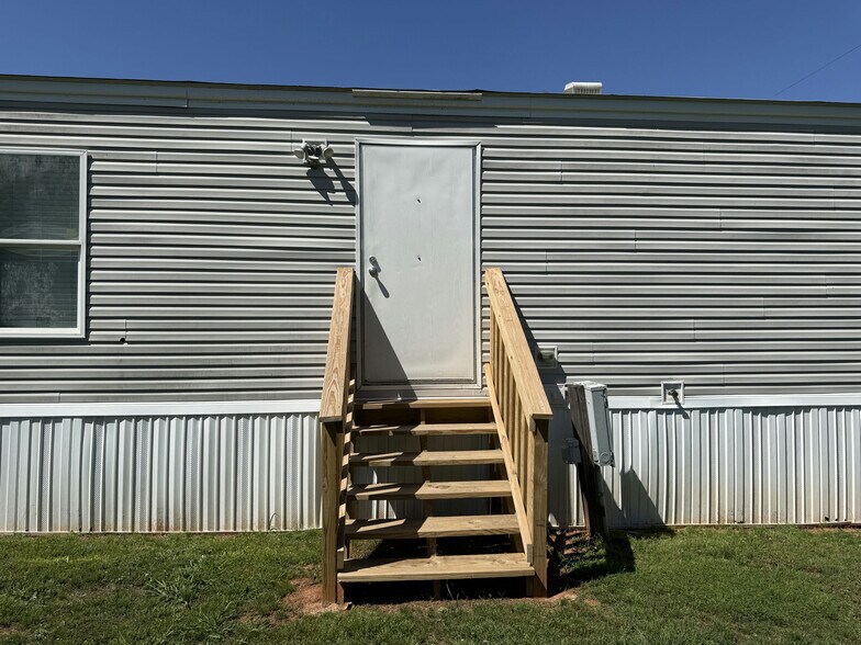 Building Photo - 2303 Highway 20