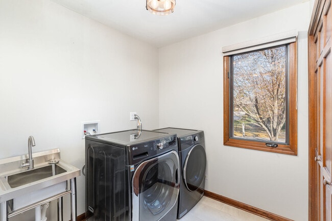 Building Photo - 841 Turnbridge Cir