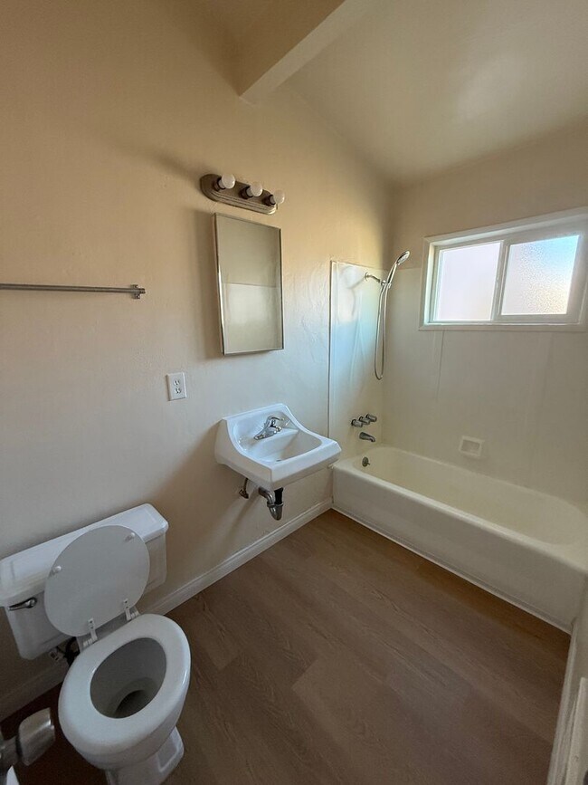 Building Photo - 4470