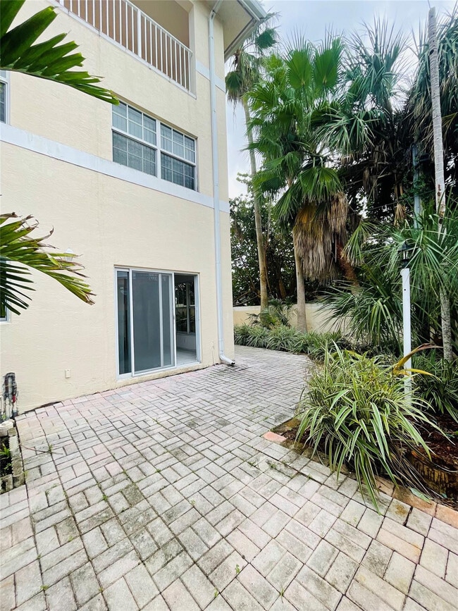 Building Photo - 2605 Bay Dr