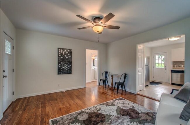 Building Photo - 2 bd/ 1bth w/ heated storage shed/studio, fenced yard