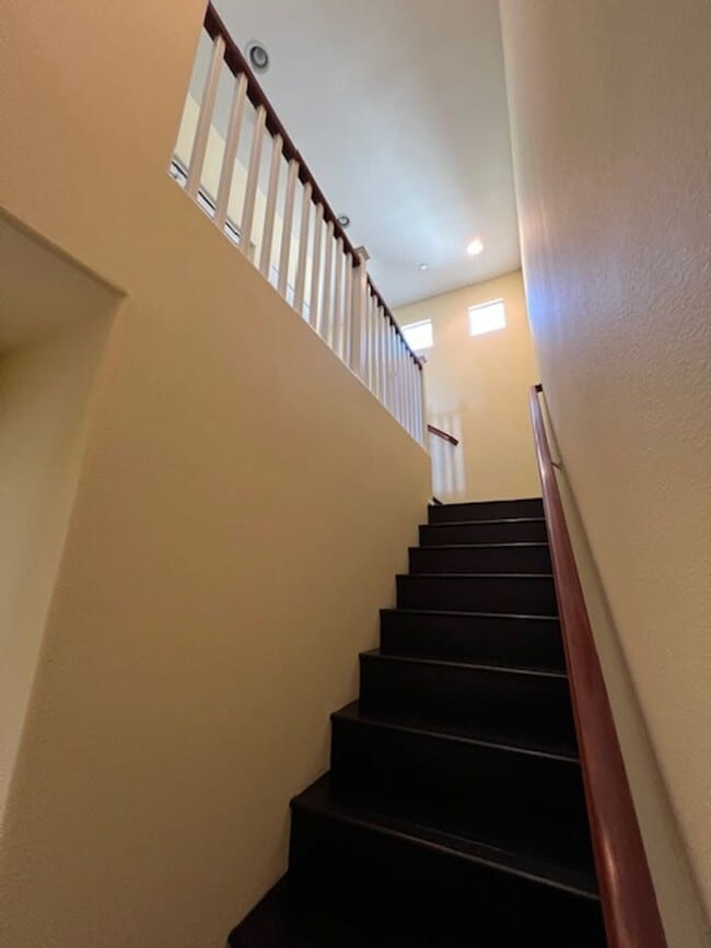 Building Photo - Beautiful 2 Bedroom, 2 1/2 Bathroom Porter Ranch Townhome! Ready for Move In!