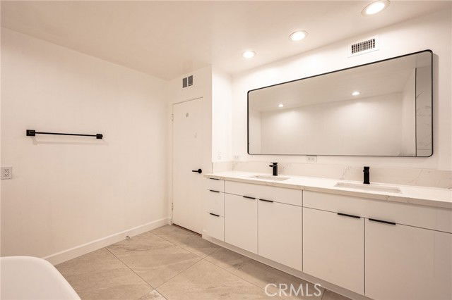 Building Photo - 339 N Palm Dr