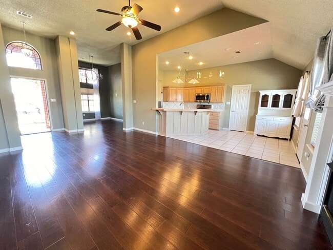 Building Photo - 3 Bed 2 Bath House Right down the road from Northridge Middle School.