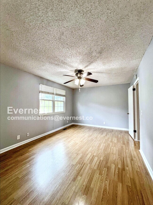 Building Photo - 5600 Country Dr