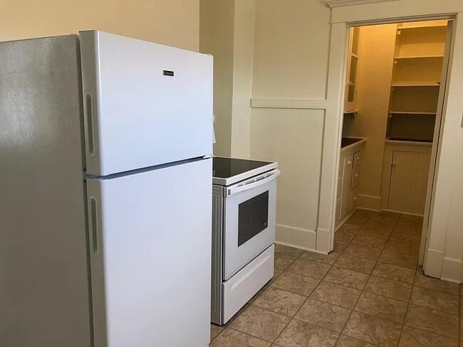 Building Photo - 1112 E 2nd St