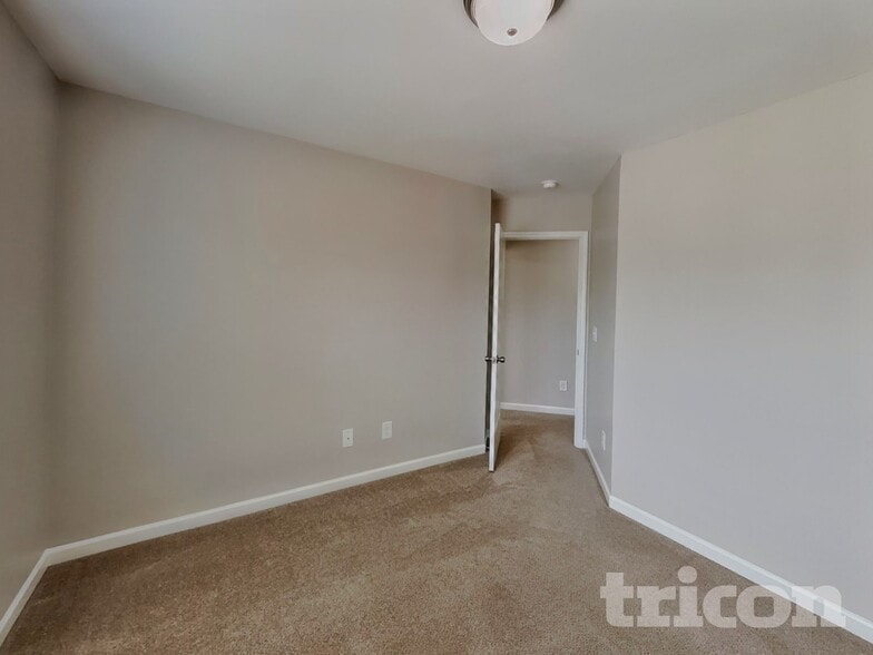 Building Photo - 877 Juno Dr