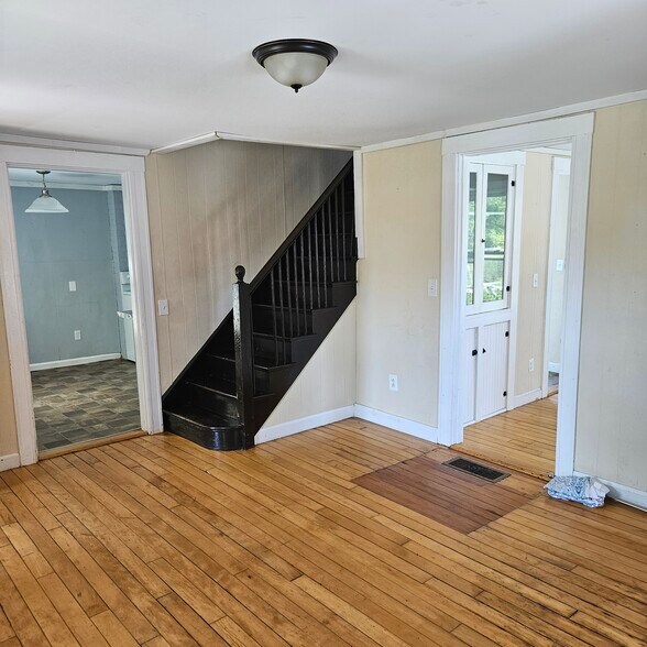 Livingroom - doorway to left is the kitchen, to the right is the dinning room - 1011 Main St