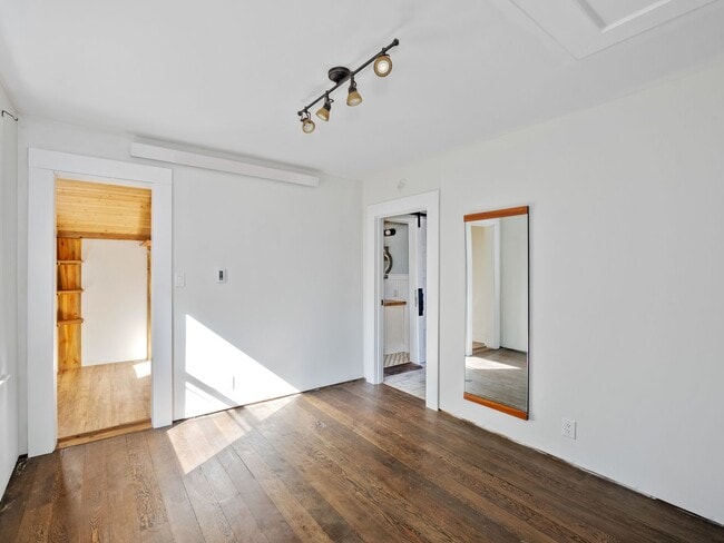 Building Photo - Adorable, fully updated 1-bdr/1-bath Milwa...