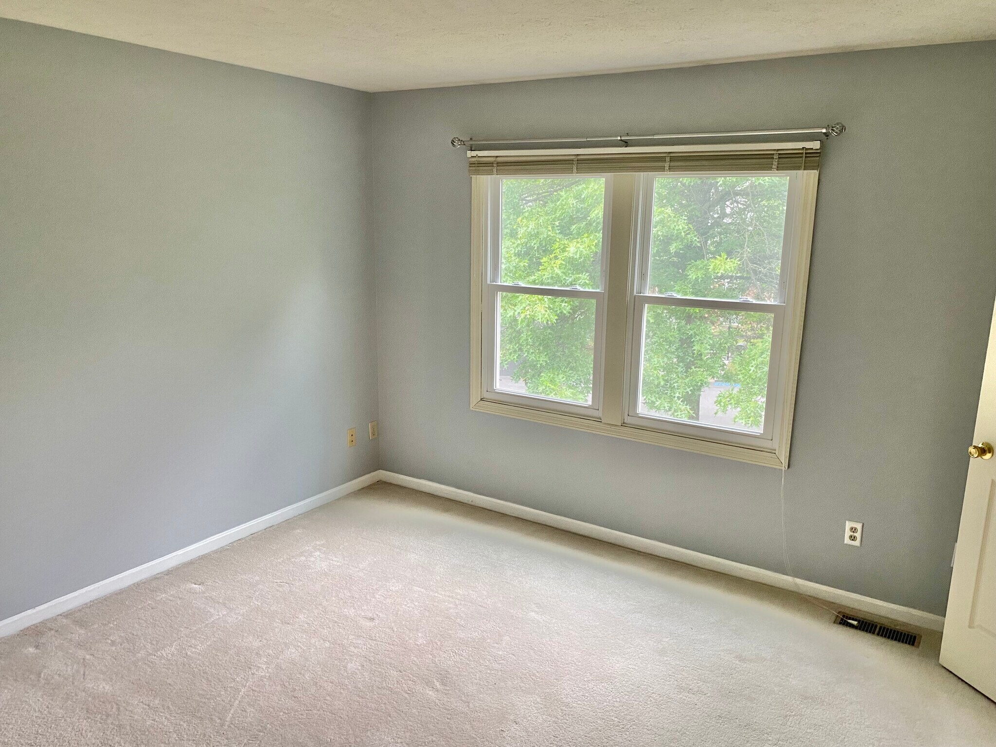 Building Photo - 202 Meadowview Dr