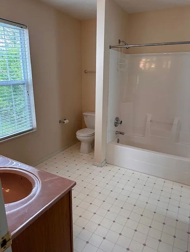 Building Photo - 3 bedrooms with Garage!