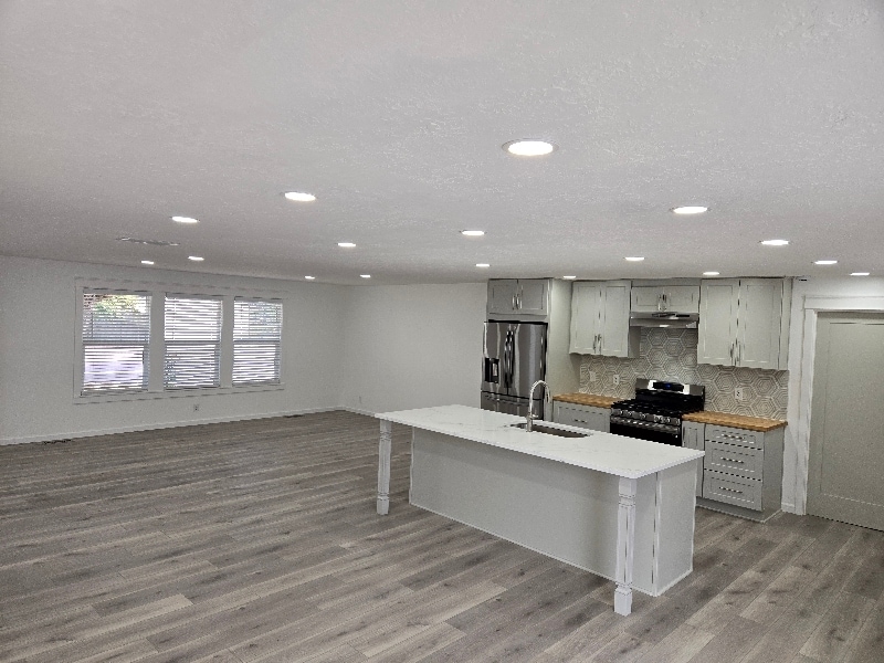 Building Photo - 6095 McLeod Ln NE