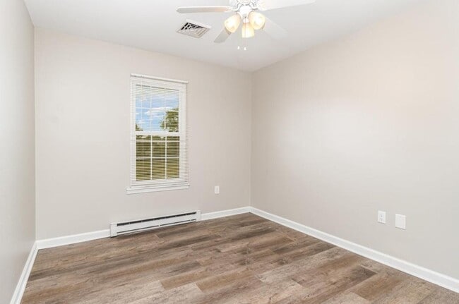 Building Photo - 3 Lilac Dr