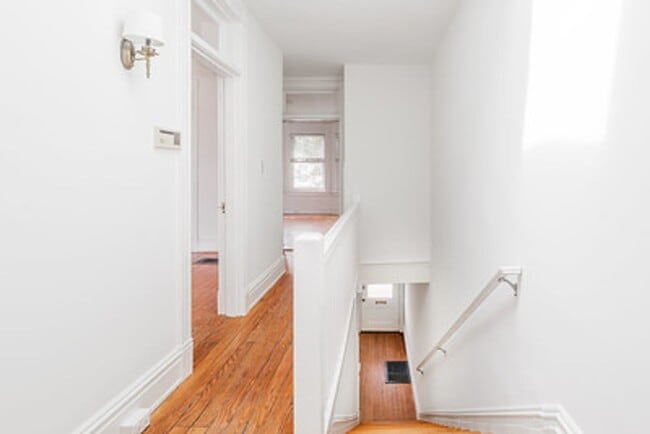 Building Photo - Great Fan Rowhouse!!