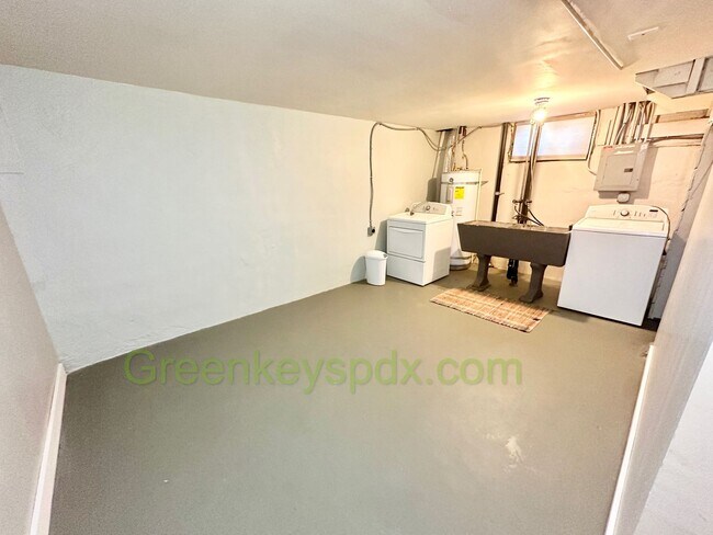 Building Photo - Huge 4 Bedroom 2 Bath House across from Rose City Golf Course