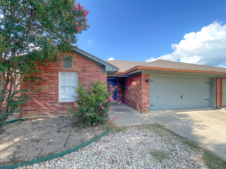 Building Photo - 10145 Valencia Dr