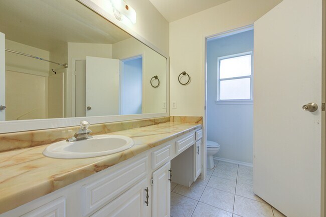 Building Photo - 2213 Baylor Dr