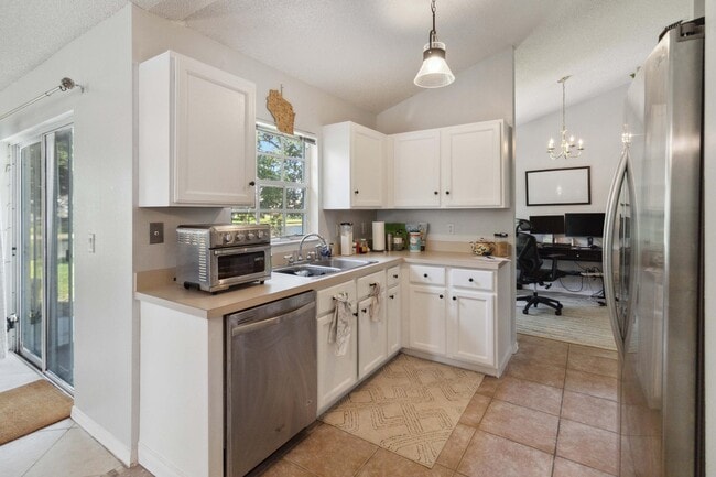 Building Photo - 1007 Jacaranda Cir