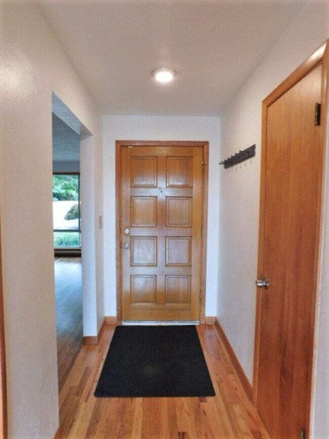 Building Photo - 3Bd/1.5Ba Single Story House - Available S...