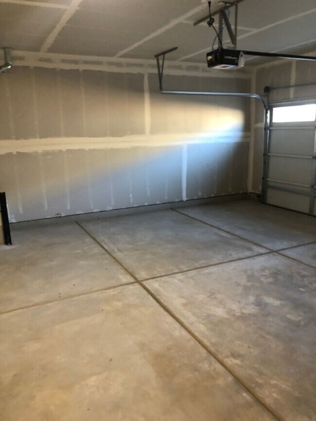 Building Photo - CORNER LOT - END UNIT - NO YARD TO MAINTAIN - GRANITE - STAINLESS - GATED