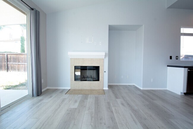 Building Photo - 622 Apache St