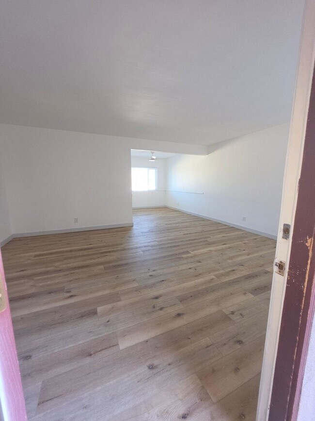 Interior Photo - 4028 Perlita Ave
