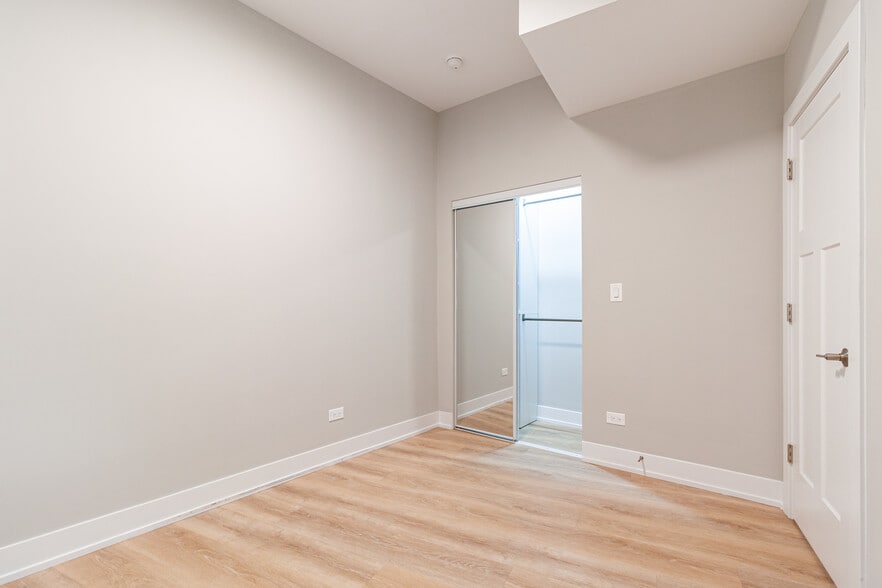 Building Photo - 441 W Belden Ave