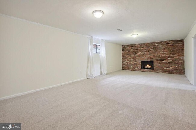 Building Photo - 5801 Hillburne Way
