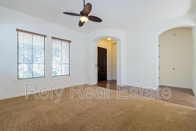 Building Photo - 734 W Juniper Ln