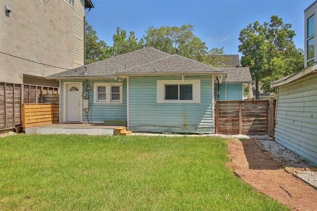 Building Photo - 730 E 8th St