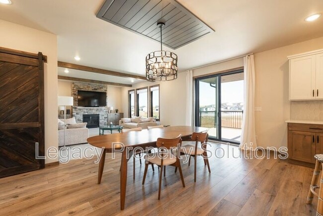 Building Photo - 527 Flint Dr