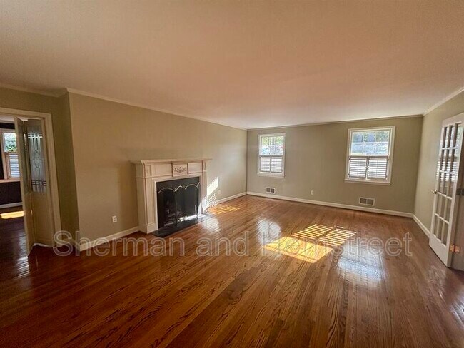 Building Photo - 807 Barrett Ln