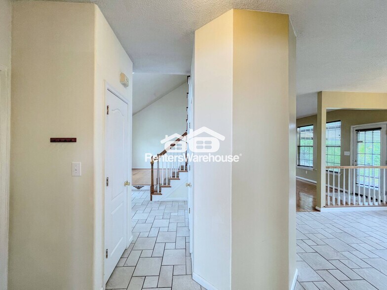 Building Photo - 601 Whisper Walk