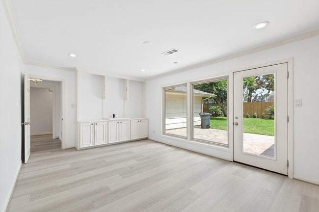 Building Photo - 6249 Overbrook Ln