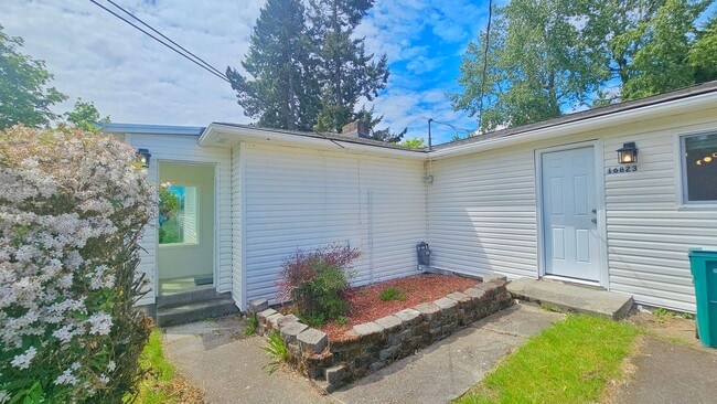 Building Photo - 4 Bed 1.5 Bath Single Family Home in Renton