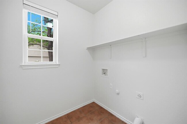 Building Photo - 1136 Beechwood Dr