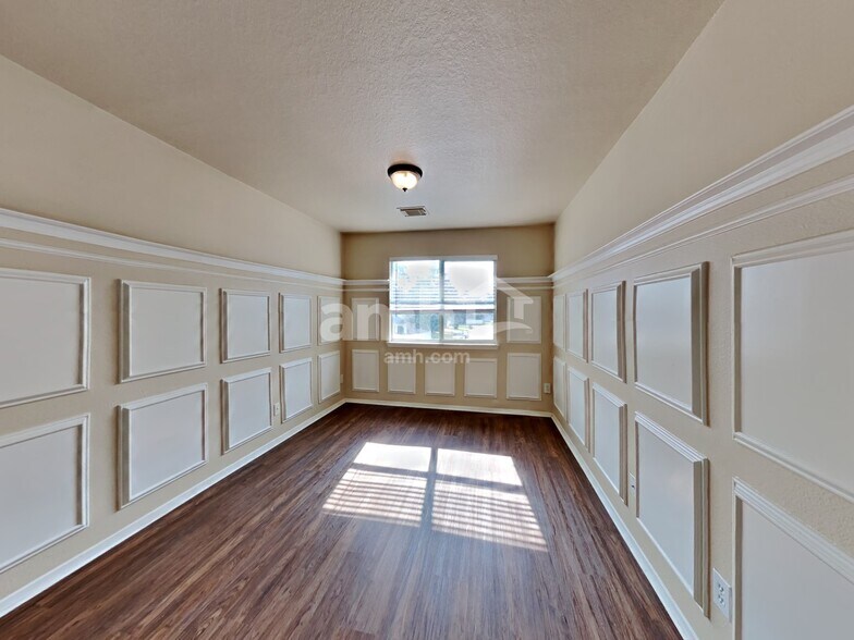 Building Photo - 26893 Kings Park Hollow Dr