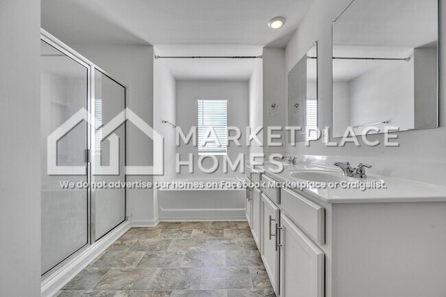 Building Photo - 1027 Park View Dr