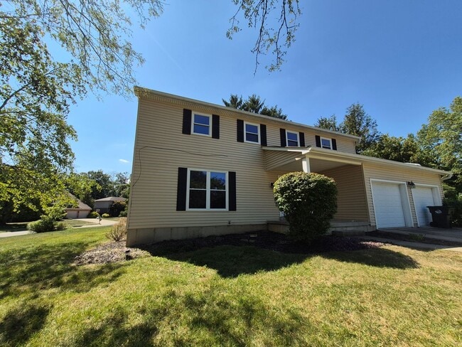 Building Photo - Large 2 story home!!