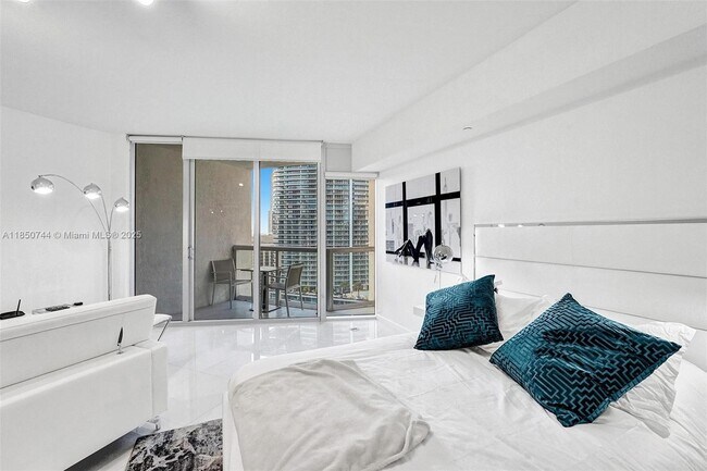 Building Photo - 475 Brickell Ave