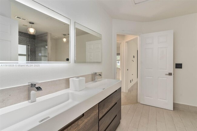 Building Photo - 1222 Manor Ct